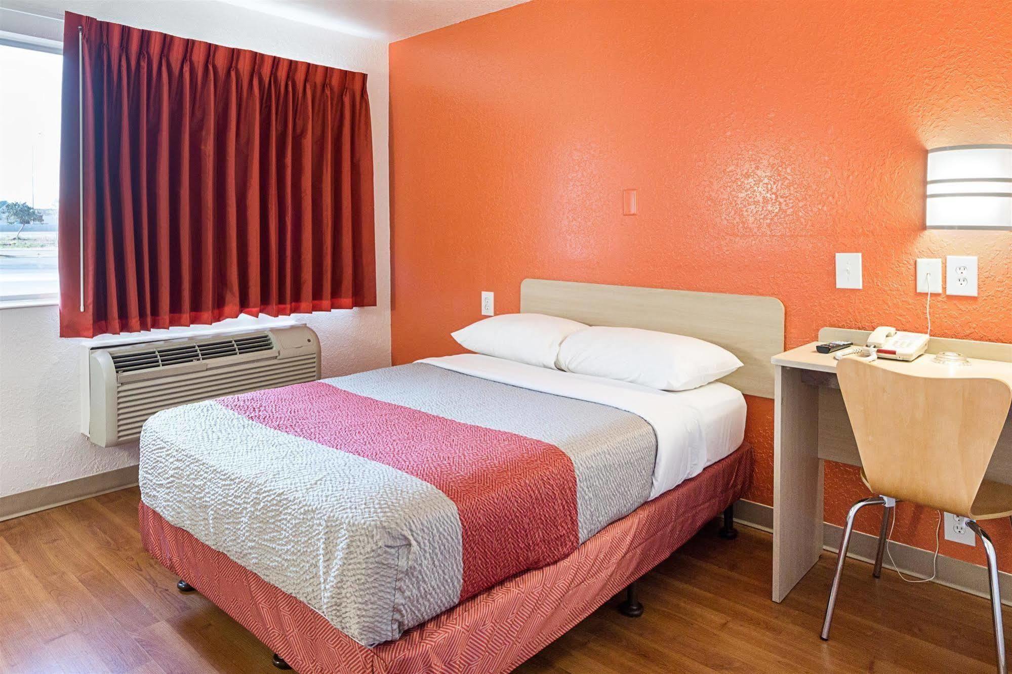Hotel 6-mcallen, Tx McAllen
